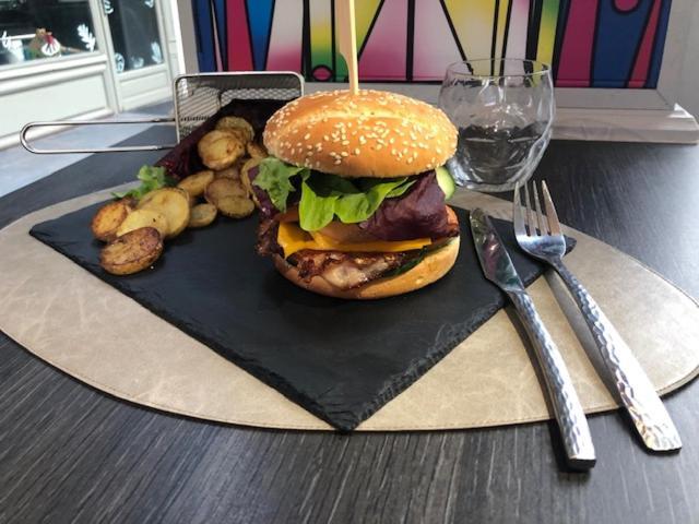 Logis - Hostellerie & Restaurant Du Marche Le Cateau-Cambresis Kültér fotó